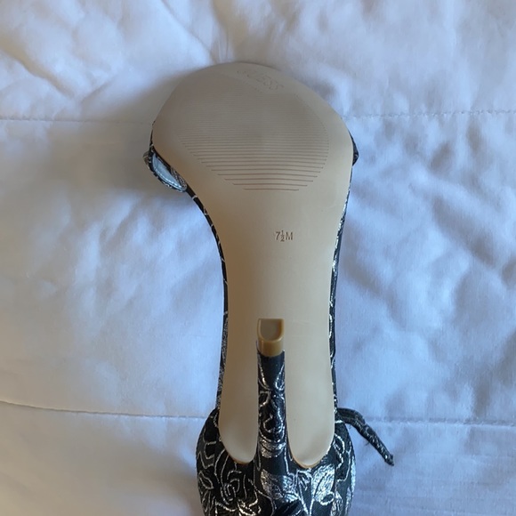 Guess strap sandal heel 4” - Picture 2 of 2